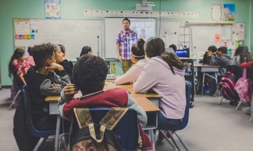 sala de aulas com alunos